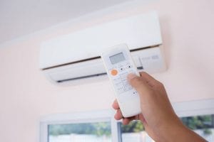 Honore Plomberie Énergies Toulon Bandol Plomberie Climatisation Chauffage Pompe à Chaleur télécommande et climatiseur blanc